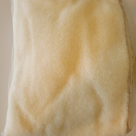 Sherpa blanket gift set Cloud b cream color with lamb stuffed toy - Picture 8 of 10